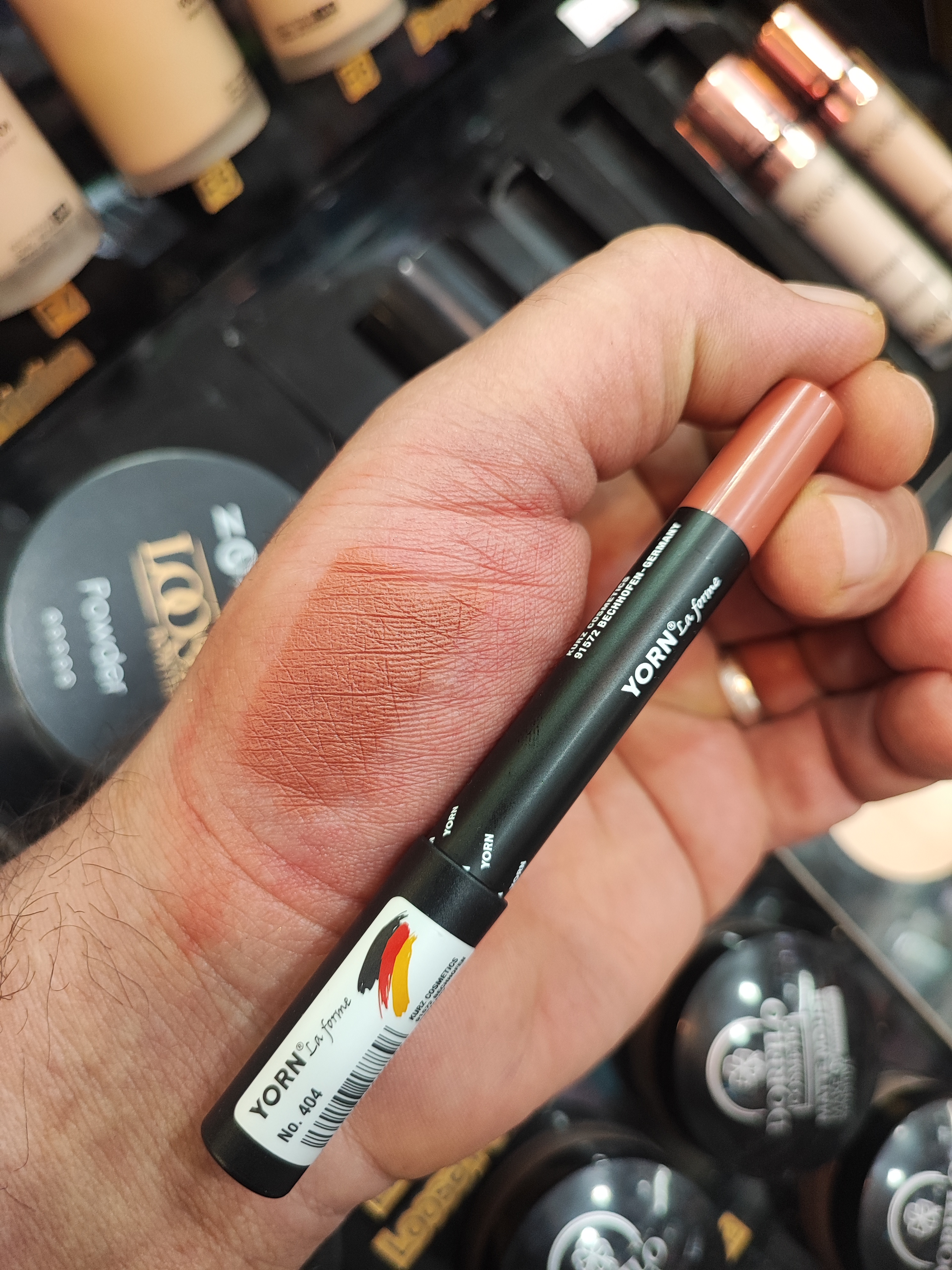 رژ لب مدادی یورن YORN شماره 404-فروشگاه اینترنتی آرایشی و بهداشتی آزارو در شیراز